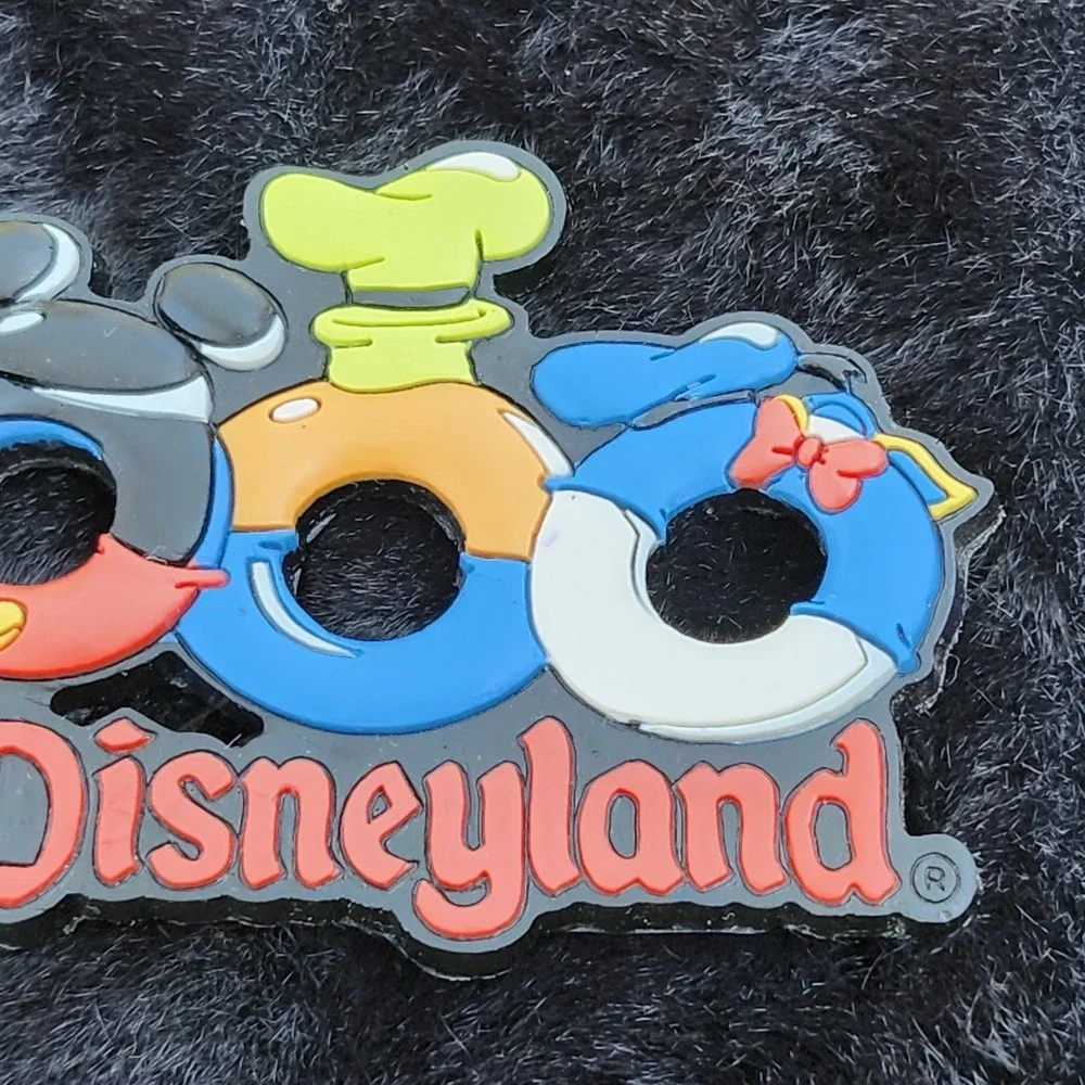 VTG Disneyland Fridge Magnet Millennium 2000 Souvenir Mickey Goofy Donald Hats
